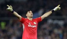 Dibu Martínez jugando para Aston Villa