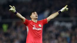 Dibu Martínez jugando para Aston Villa