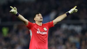 Dibu Martínez jugando para Aston Villa