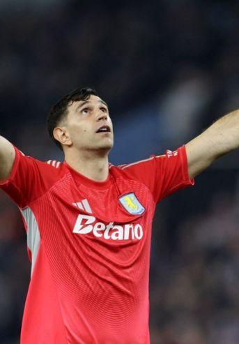 Dibu Martínez jugando para Aston Villa