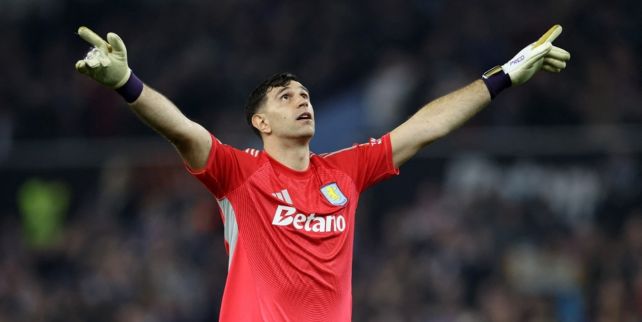 Dibu Martínez jugando para Aston Villa