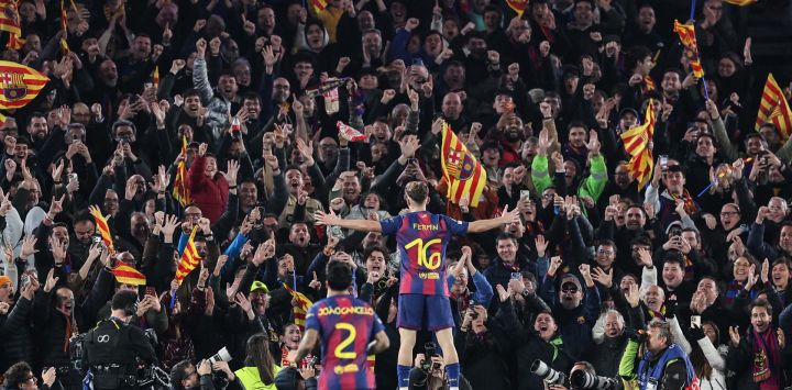 El centrcampista españos del Barcelona; Fermín López, celebra el cuarto gol de su equipo durante el partido de vuelta de los octavos de final de la Liga de Campeones de la UEFA entre el FC Barcelona y el Newcastle United en el estadio Camp Nou de Barcelona.