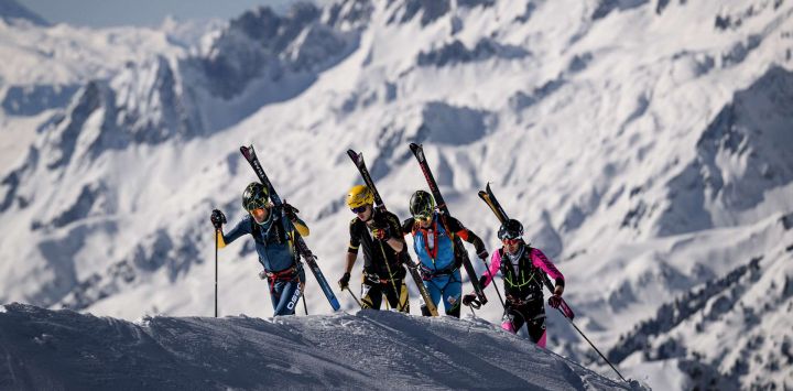 Esquiadores compiten durante la tercera etapa de la 40ª edición de la carrera de esquí de montaña Pierra Menta en Areches-Beaufort.