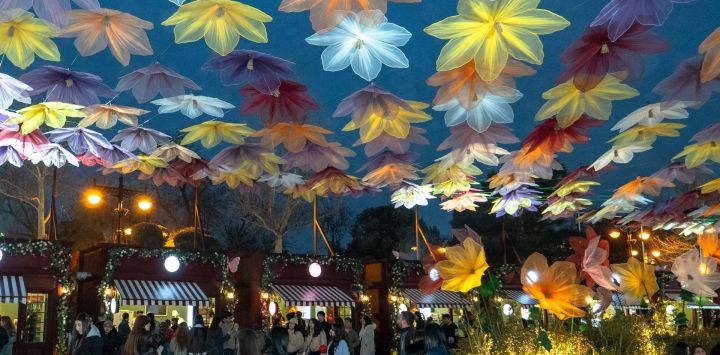 Imagen de personas disfrutando de las decoraciones festivas en un parque costero antes del festival de Nowruz, en Bakú, Azerbaiyán.