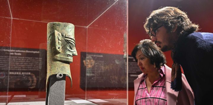 Imagen de visitantes observando una cabeza humana de bronce procedente del sitio arqueológico de Sanxingdui durante una exposición sobre la civilización del bronce del suroeste de China en el Museo de Guadalajara, en Guadalajara, España.