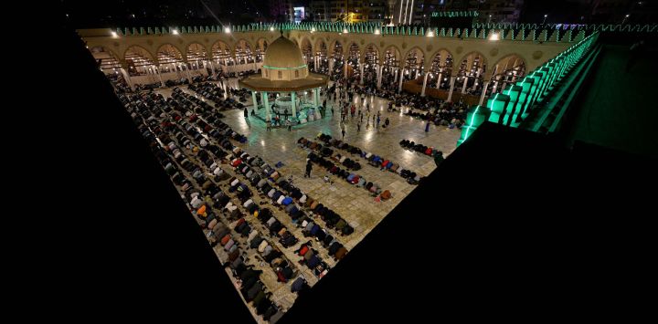 Musulmanes recitan las oraciones de Tarawih con motivo de Laylat al-Qadr, que se celebra el día 27 del mes de Ramadán, en la mezquita Amr Ibn al-Aas de El Cairo, Egipto.