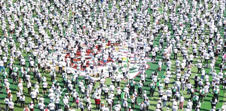 Personas participan en la Clase de Futbol más Grande del Mundo, en el Zócalo de la Ciudad de México, capital de México. La Ciudad de México se adjudicó el récord Guinness para la clase de fútbol más grande en el mundo, entre llamados para detener los conflictos armados y a solo unos cuantos meses de que el país también haga historia al desarrollar por tercera ocasión la Copa Mundial de la Federación Internacional de Fútbol Asociación (FIFA).