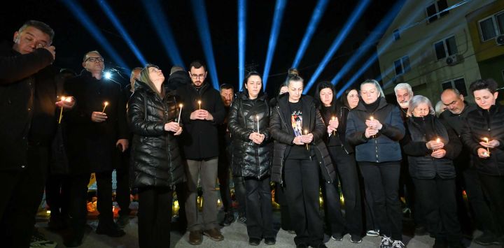 Personas se lamentan durante una conmemoración que marca el primer aniversario de un incendio en una discoteca, en Kocani, Macedonia del Norte.