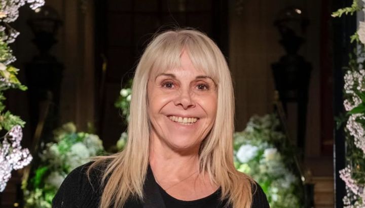 Claudia Villafañe muestra cómo llevar el vestido lencero tendencia en mujeres +60	