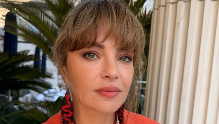 El truco de Dolores Fonzi para llevar botas punta cuadrada: Contraste de colores y aire retro