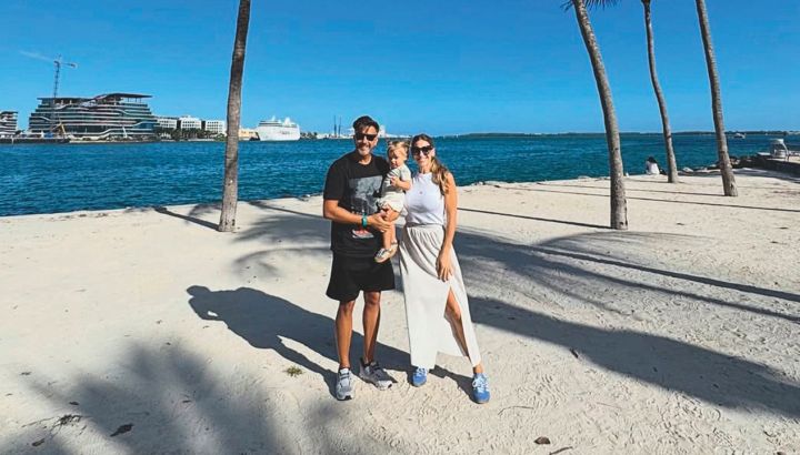 Amanda, la hija de Fede Hoppe y Macarena Rinaldi, enamora en la playa: las fotos más dulces de sus vacaciones