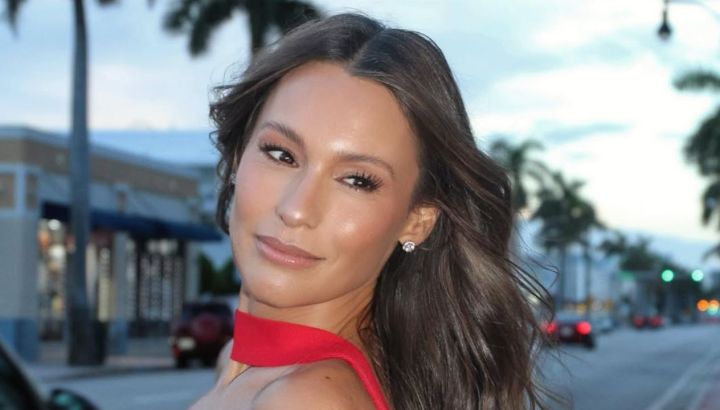 Adiós al pantalón de jean: Pampita marca tendencia con el regreso de las polleras	