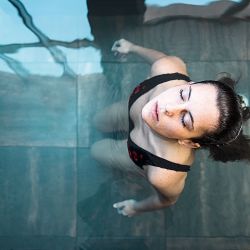 Flotar en el agua, una terapia de relax. | Foto:Freepik