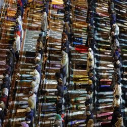 Fieles musulmanes realizan las oraciones nocturnas de Tarawih durante el mes sagrado de Ramadán, frente a la mezquita Diour Jamaa en Rabat, Marruecos. | Foto:Abdel Majid Bziouat / AFP