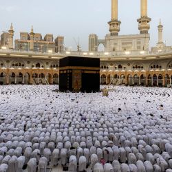 Fieles musulmanes se congregan alrededor de la Kaaba, el santuario más sagrado del Islam, en el complejo de la Gran Mezquita de La Meca, ciudad santa de Arabia Saudita, para las oraciones matutinas del Eid al-Fitr, que marca el final del mes sagrado del Ramadán. | Foto:AFP