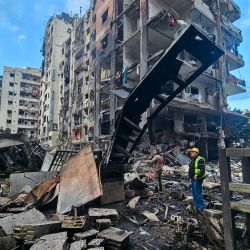 Hombres inspeccionan el lugar de los bombardeos aéreos israelíes nocturnos en los suburbios del sur de Beirut. El ejército israelí anunció ese mismo día el inicio de lo que describió como "operaciones terrestres limitadas" contra Hezbolá en el sur del Líbano. El Líbano se vio envuelto en la guerra de Oriente Medio, cuando Hezbolá, respaldado por Irán, atacó a Israel en respuesta al asesinato del líder supremo iraní, el ayatolá Ali Jamenei, en ataques conjuntos entre Estados Unidos e Israel. Israel lanzó ataques aéreos contra el país vecino e incursiones de tropas en zonas fronterizas. | Foto:AFP