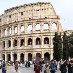 Imagen de personas visitando el Coliseo, en Roma, Italia. | Foto:Xinhua/Wang Kaiyan