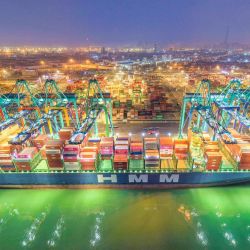 Imagen tomada con un dron de una vista del puerto de Tianjin, en la Nueva Area de Binhai, en Tianjin, en el norte de China. El valor agregado de la producción industrial de China, un importante indicador económico, registró un aumento interanual del 6,3 por ciento en los primeros dos meses de 2026, según datos publicados el lunes por el Buró Nacional de Estadísticas. | Foto:Xinhua/Du Penghui