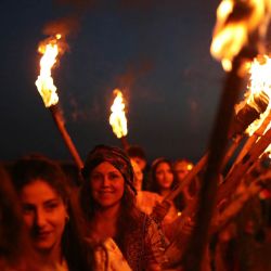 Kurdos sirios portan la llama para conmemorar la festividad de Nowruz, el festival kurdo de la primavera, en la aldea de Tel Mozan, en la zona rural de Qamishli, al noreste de Siria. | Foto:DELIL SOULEIMAN / AFP