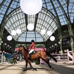 La británica Skye Higgin, montando a Fly For You, compite durante el "Prix du Grand Palais" del concurso hípico internacional de salto "Le Saut Hermès" en el Grand Palais de París. | Foto:ANNE-CHRISTINE POUJOULAT / AFP