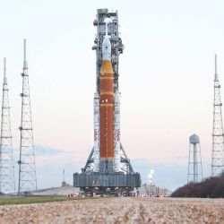 La plataforma móvil 1, que contiene el enorme cohete Artemis II SLS (Sistema de Lanzamiento Espacial) y la nave espacial Orion, se dirige a la plataforma de lanzamiento 39B del Centro Espacial Kennedy en Cabo Cañaveral, Florida. | Foto:Gregg Newton / AFP