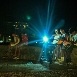 Personas se congregan en el Malecón durante un apagón en La Habana. Cuba sufrió un corte de energía generalizado, según la compañía eléctrica nacional, en el contexto de una grave crisis en la isla provocada por el bloqueo energético estadounidense. | Foto:ADALBERTO ROQUE / AFP