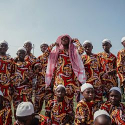 Un niño musulmán, vestido con un atuendo de tela estampada, posa para una foto grupal después de las oraciones de Eid al-Fitr, que marcan el final del mes sagrado del Ramadán, en el Estadio Unity en Goma. | Foto:Jospin Mwisha / AFP