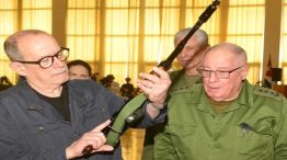 Silvio Rodríguez recibe su fusil de combate AKM 20260320
