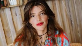 Olvidá el denim liso: Calu Rivero estrena la tendencia del 'co-ord' de mezclilla estampada como obra de arte