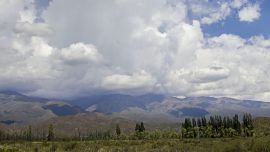 Fin de semana largo en Argentina: alerta por tormentas fuertes, viento Zonda y un marcado descenso térmico