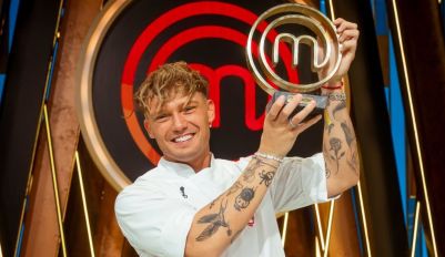 Ian Lucas con el trofeo de Masterchef Celebrity