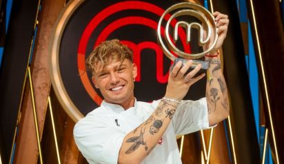 Ian Lucas con el trofeo de Masterchef Celebrity