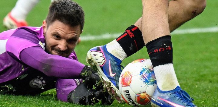 El centrocampista argelino del Bayer Leverkusen, Ibrahim Maza (derecha), supera con la pelota al arquero alemán del Bayern Múnich, Sven Ulreich, durante el partido de la Bundesliga, la primera división alemana, entre el Bayer 04 Leverkusen y el FC Bayern Múnich en Leverkusen, Alemania Occidental.