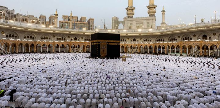 Fieles musulmanes se congregan alrededor de la Kaaba, el santuario más sagrado del Islam, en el complejo de la Gran Mezquita de La Meca, ciudad santa de Arabia Saudita, para las oraciones matutinas del Eid al-Fitr, que marca el final del mes sagrado del Ramadán.