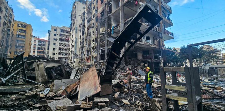 Hombres inspeccionan el lugar de los bombardeos aéreos israelíes nocturnos en los suburbios del sur de Beirut. El ejército israelí anunció ese mismo día el inicio de lo que describió como "operaciones terrestres limitadas" contra Hezbolá en el sur del Líbano. El Líbano se vio envuelto en la guerra de Oriente Medio, cuando Hezbolá, respaldado por Irán, atacó a Israel en respuesta al asesinato del líder supremo iraní, el ayatolá Ali Jamenei, en ataques conjuntos entre Estados Unidos e Israel. Israel lanzó ataques aéreos contra el país vecino e incursiones de tropas en zonas fronterizas.