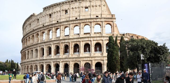 Imagen de personas visitando el Coliseo, en Roma, Italia.