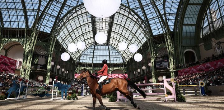 La británica Skye Higgin, montando a Fly For You, compite durante el "Prix du Grand Palais" del concurso hípico internacional de salto "Le Saut Hermès" en el Grand Palais de París.