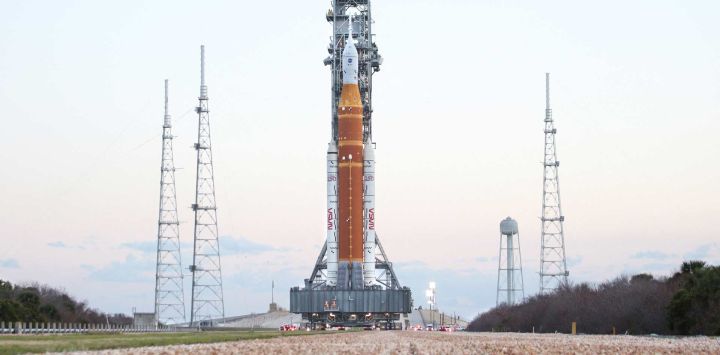 La plataforma móvil 1, que contiene el enorme cohete Artemis II SLS (Sistema de Lanzamiento Espacial) y la nave espacial Orion, se dirige a la plataforma de lanzamiento 39B del Centro Espacial Kennedy en Cabo Cañaveral, Florida.