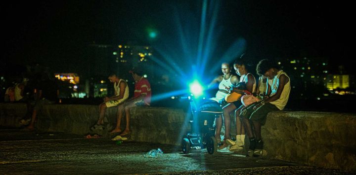 Personas se congregan en el Malecón durante un apagón en La Habana. Cuba sufrió un corte de energía generalizado, según la compañía eléctrica nacional, en el contexto de una grave crisis en la isla provocada por el bloqueo energético estadounidense.