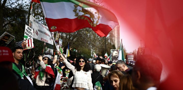 Un manifestante contra el régimen iraní ondea una bandera iraní anterior a la revolución de 1979 con el emblema del león y el sol durante una protesta frente a la embajada iraní en el centro de Londres, Inglaterra.