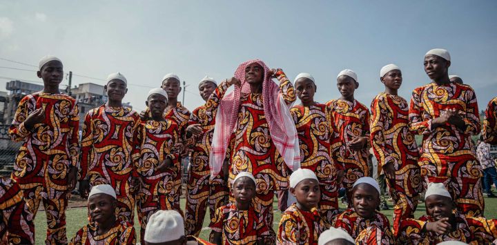Un niño musulmán, vestido con un atuendo de tela estampada, posa para una foto grupal después de las oraciones de Eid al-Fitr, que marcan el final del mes sagrado del Ramadán, en el Estadio Unity en Goma.