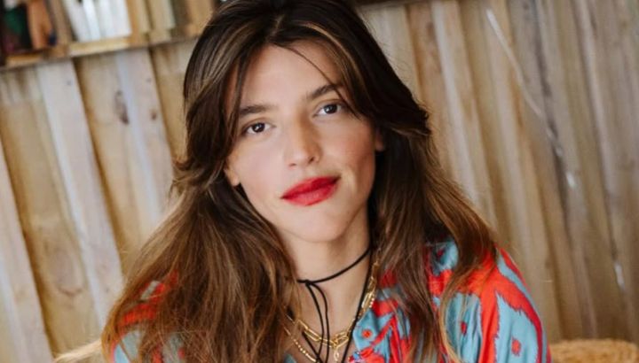 Olvidá el denim liso: Calu Rivero estrena la tendencia del 'co-ord' de mezclilla estampada como obra de arte	