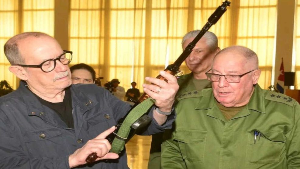 Silvio Rodríguez recibe su fusil de combate AKM 20260320