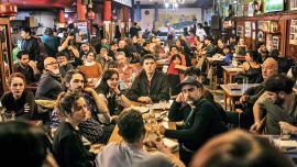 Club Atlético Bar de Viejes: una nueva propuesta antialgoritmo para recuperar el encuentro en bares