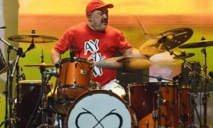 Daniel Oscar Buira en la batería, su lugar en el mundo.