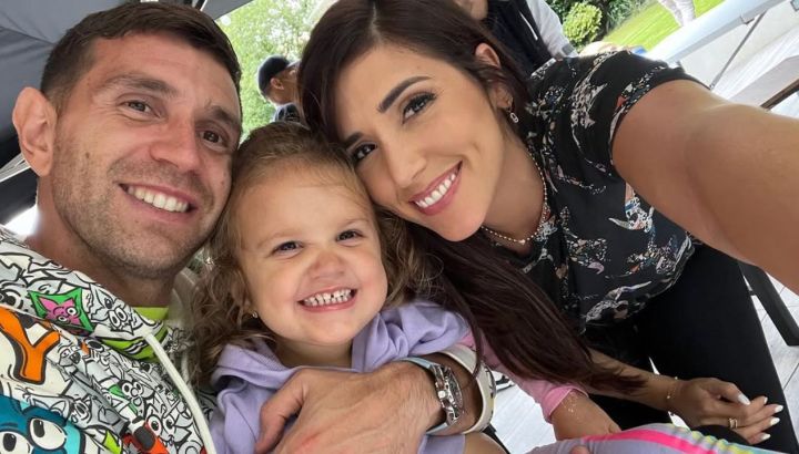  Mandinha, la esposa de Dibu Martínez, mostró el tierno día de spa con su hija Ava