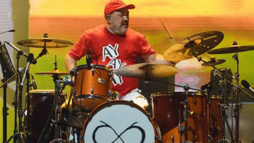 Daniel Oscar Buira en la batería, su lugar en el mundo.