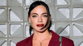 Olvidá el rojo clásico: Emilia Attias impacta con el look color borgoña que es tendencia absoluta