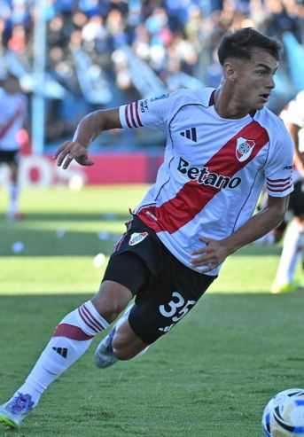 Freitas, jugador de River ante Estudiantes de Rio Cuarto