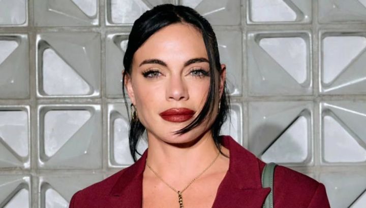 Olvidá el rojo clásico: Emilia Attias impacta con el look color borgoña que es tendencia absoluta